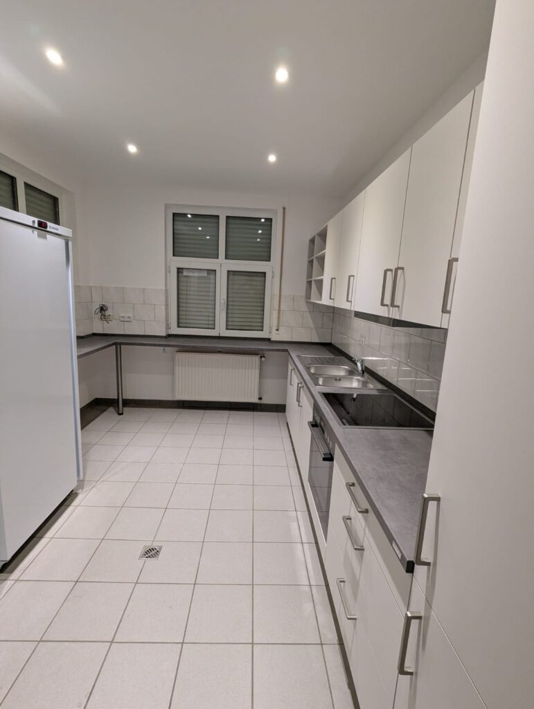 Neue Küche Sporthaus TSV Kirchheide Gesamtansicht mit Kühlschrank und viel Stauraum