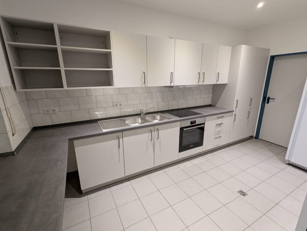 Neue Küche Sporthaus TSV Kirchheide mit Doppelspüle und offenem Regal